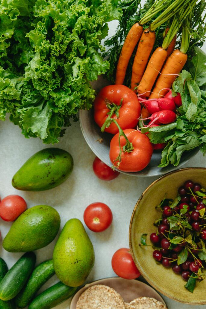 Variedade de frutas e legumes crus sobre a mesa, representando alimentação na Doença Renal Crônica