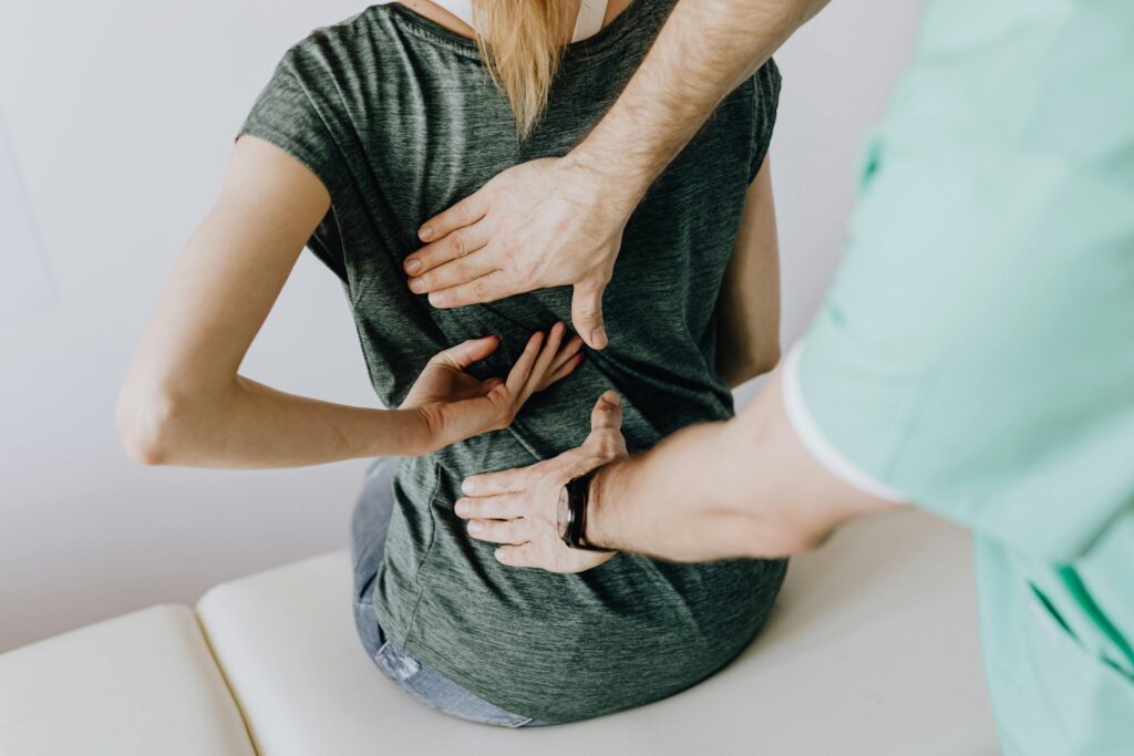 Profissional examinando dor lombar, simbolizando desconforto renal