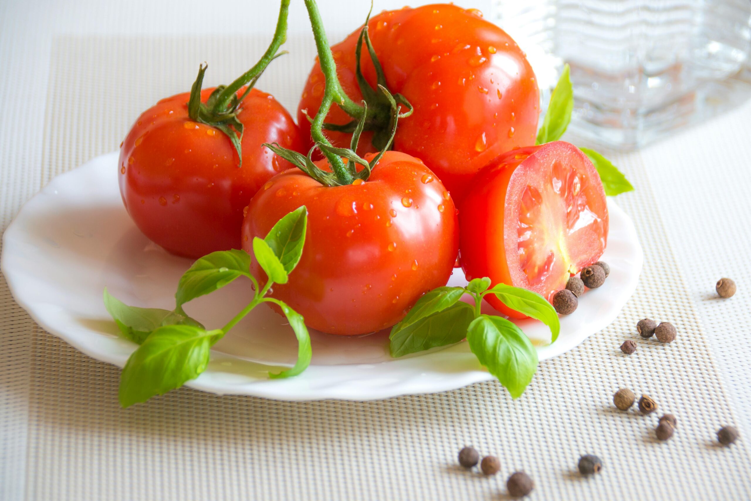 Tomates são ricos em oxalato, mas não precisam ser totalmente cortados da dieta