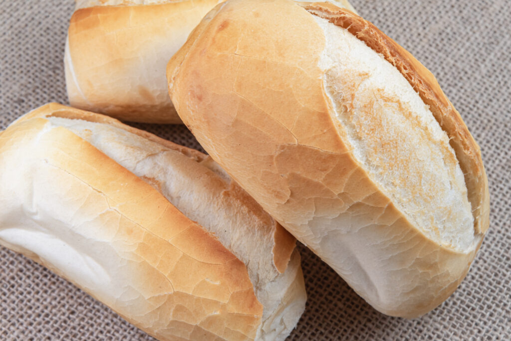 Pão francês sobre uma mesa de madeira