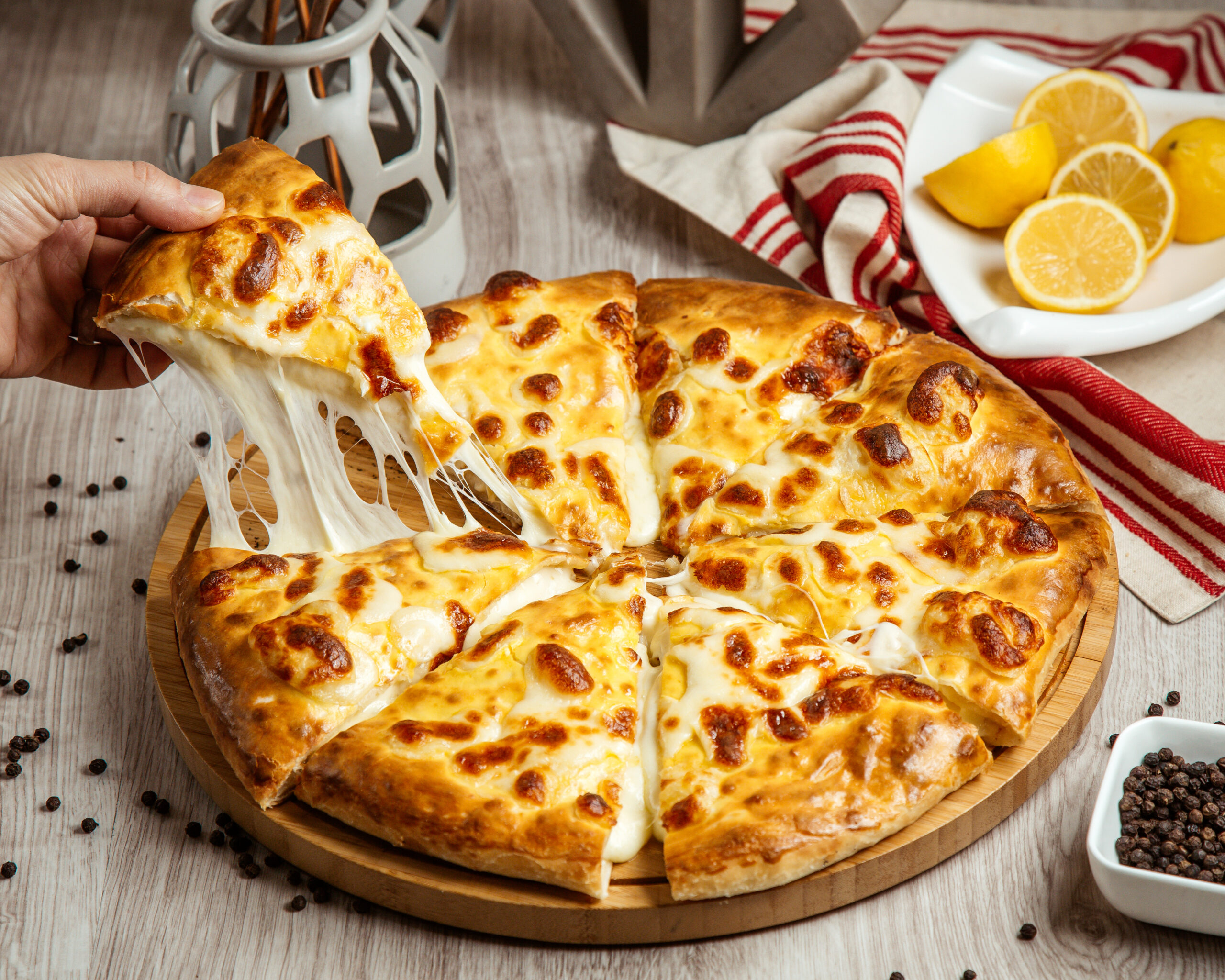 Pizza quentinha e deliciosa... mas será que o catupiry é mesmo queijo?