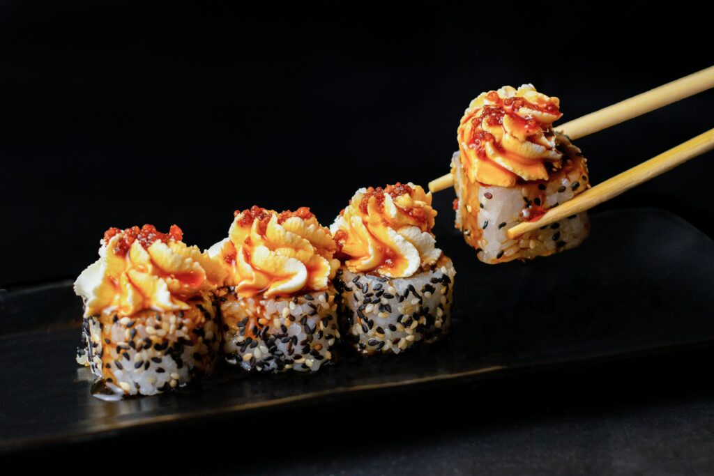 Prato de sushi com molho e arroz, com foco em alimentação para cálculo renal