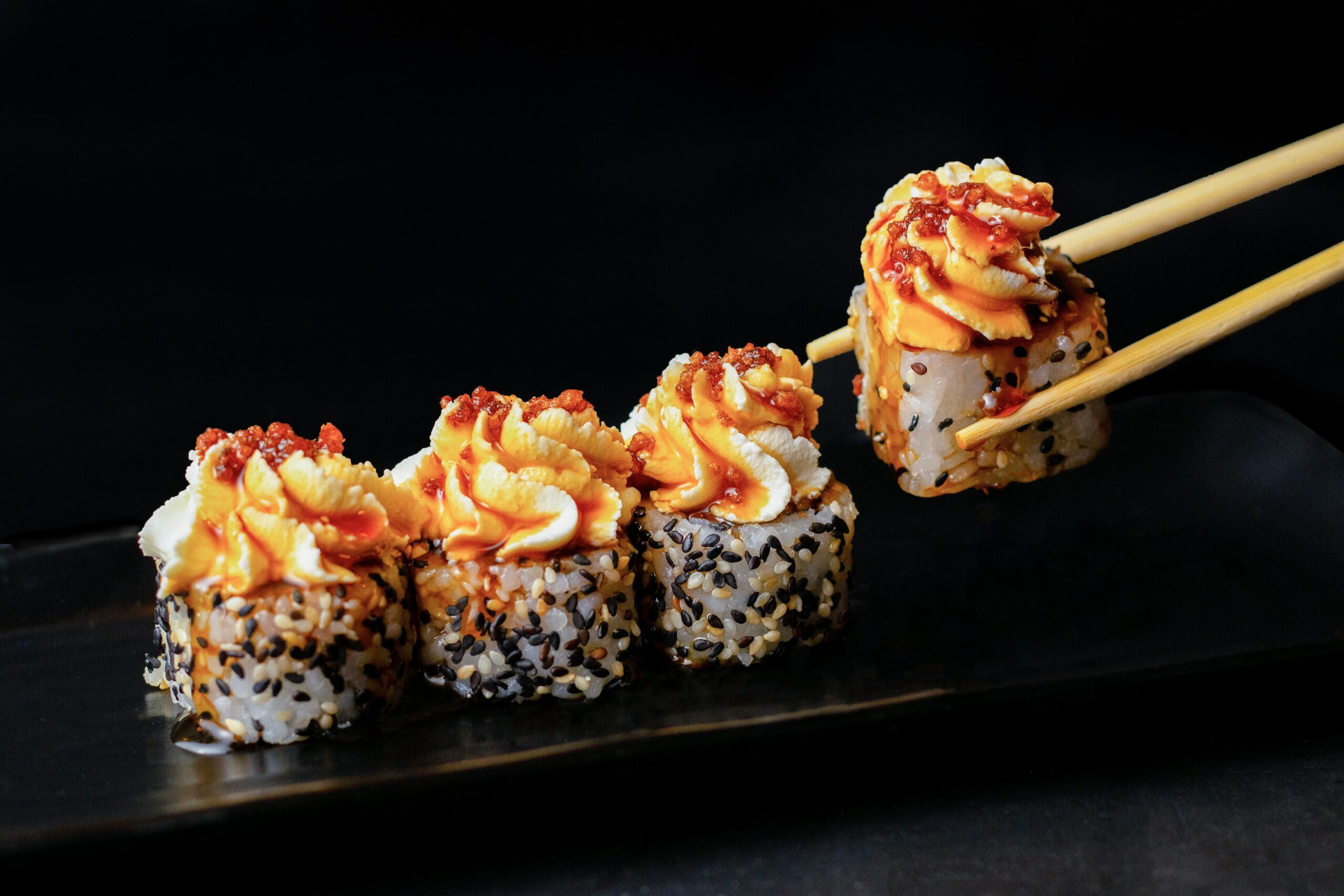 Sushi com molhos cremosos: visual atrativo, mas pode esconder riscos para quem tem cálculo renal. Escolhas inteligentes fazem toda a diferença.