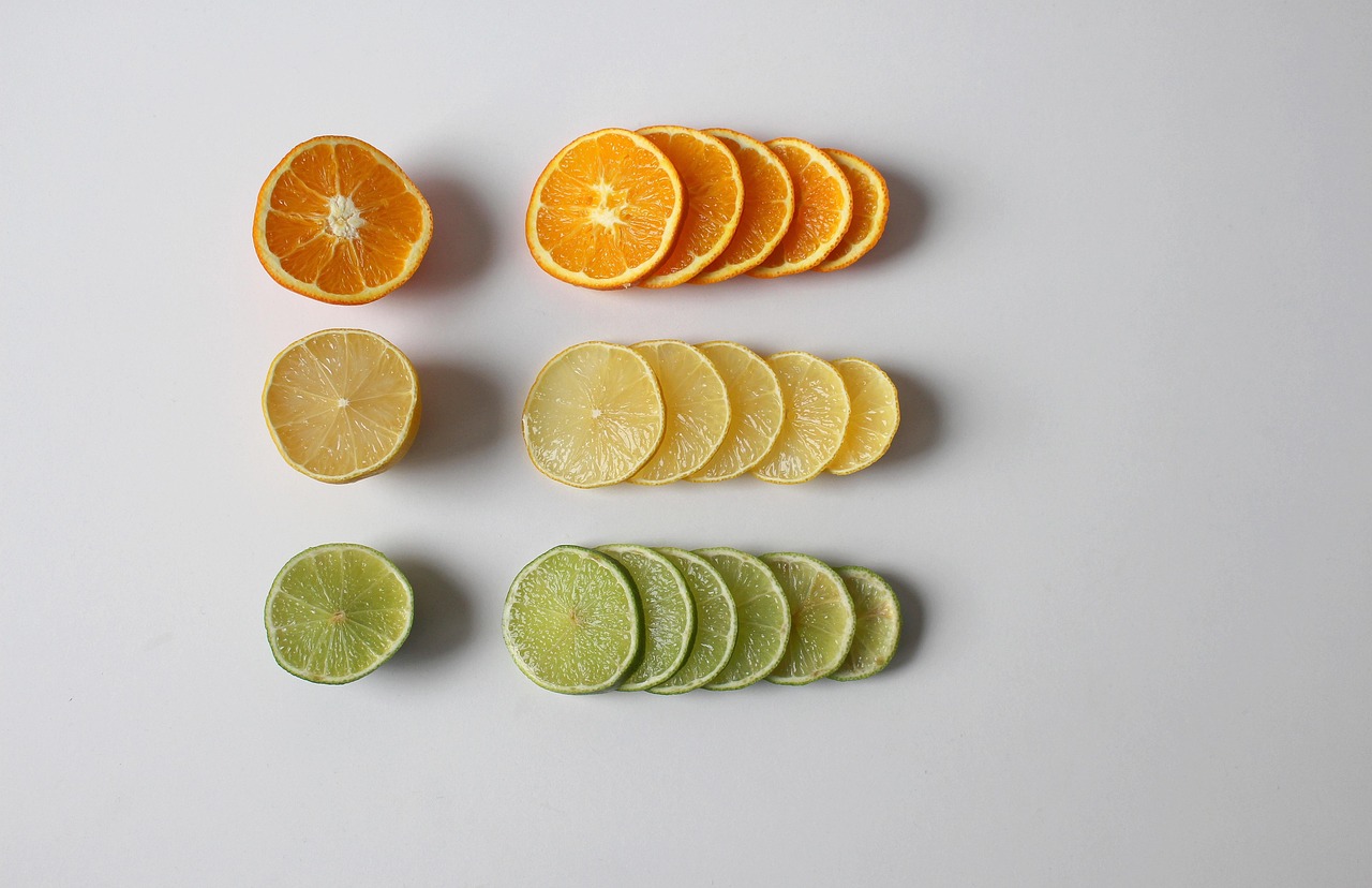 Frutas como limão, lima e laranja são fontes naturais de citrato