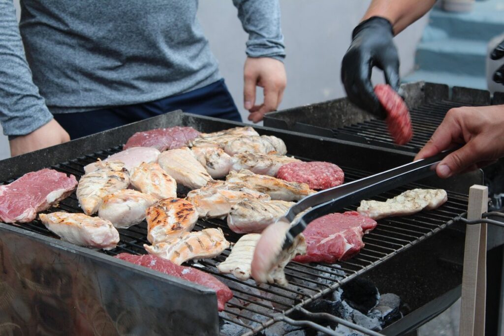 Carnes na grelha sendo preparadas para churrasco