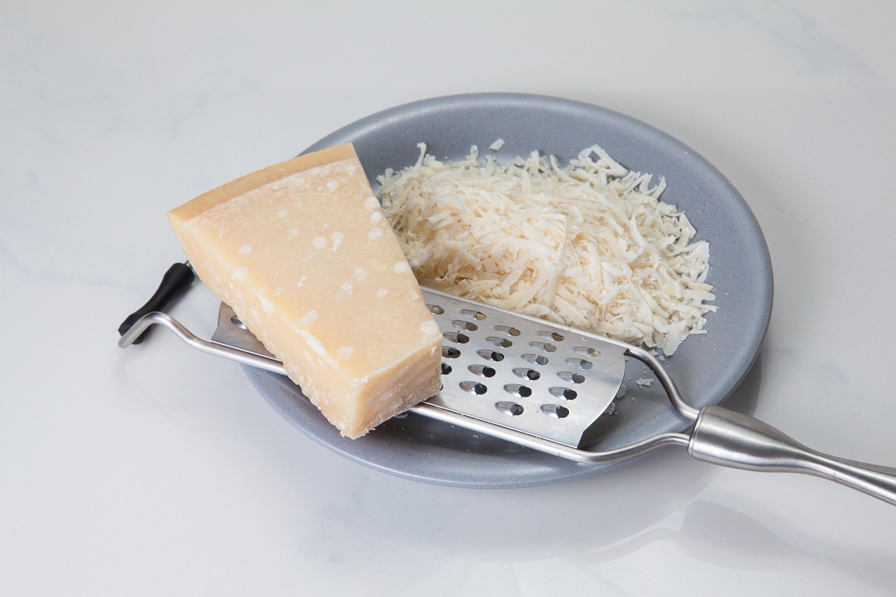Evite o parmesão de saquinho. Prefira o em peça e use com moderação.

