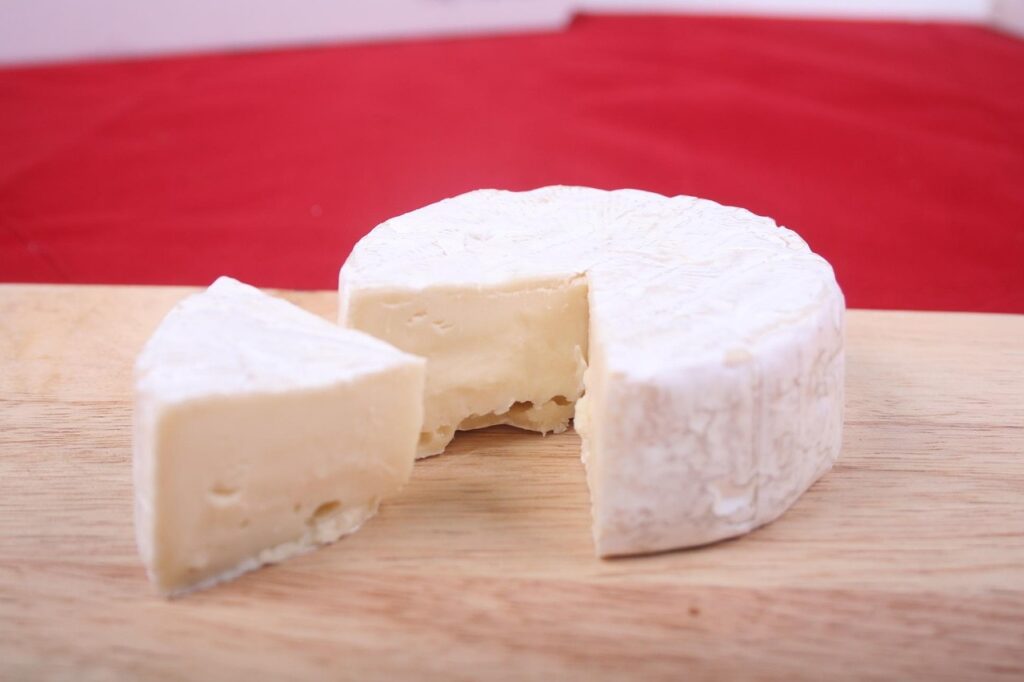 Queijo com baixo teor de sódio sobre tábua de madeira