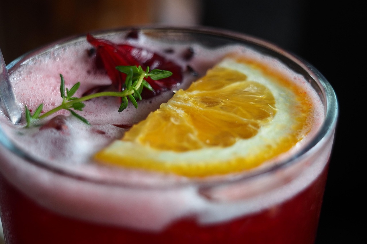 O chá de hibisco é conhecido pelo efeito diurético, mas deve ser consumido com moderação